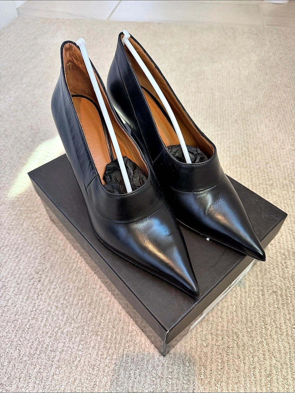 Isabel Ferranti Black Leather Pointed Pumps Italian 41 US 9.5 NIB